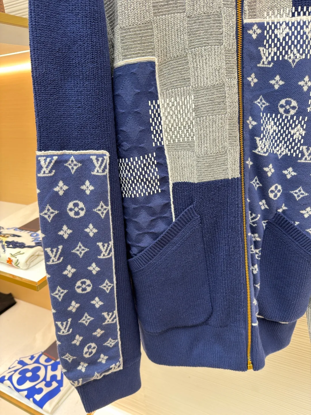 LOUIS VUITTON spliced zipper high-neck long-sleeved sweater ●Original version: purchased and developed by 22733 ●Item number: 1682536-C60 ●Fabric: 100% cotton ●Technology: knitted ●Color: navy ●Version: fitted version ●Weight: about 1245 grams ●Size: S-M-L-XL ●Description: This LOUIS The VUITTON spliced knitted cardigan is woven from high-quality wool blended yarns. The body is created using a combination of jacquard and plain knitting techniques. The checkerboard and presbyopic patterns have a three-dimensional texture. The fabric is delicate, soft, waxy and elastic. It has both warmth retention and breathability, and is not prone to pilling or snagging. The body adopts a deconstructed splicing design. Knitted fabrics with different textures are stitched by hand. The splicing lines are straight and fine, strong and layered. The neckline is a stand-up collar design, with customized metal zippers that are smooth and durable. The pockets on both sides are made with patch pockets. The ribbed edges on the cuffs and hem are moderately elastic. The overall cut is a loose silhouette. The customized accessories and three labels are complete. The details and craftsmanship show the brand's ingenuity. It is suitable for various wear scenarios such as daily leisure and light business. The overall wiring is straight and delicate, the fabric is comfortable and soft, and the color is consistent without color difference. It can be matched with the same style to create a fashionable look and control various occasions. Customized accessories, complete with three standards, same style for men and women!